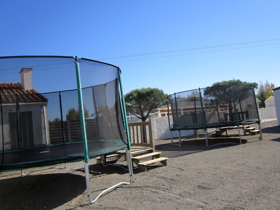 Trampoline vu sur piscine 2 Activités trampoline